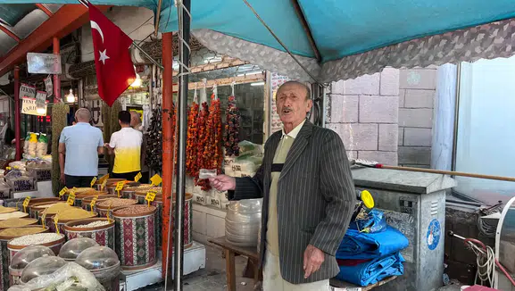 Merzifon Pazarının 50 Yıllık Esnafı Sırrını Verdi! Bardağı Demire Vuruyor, Tek Çizik Yok!