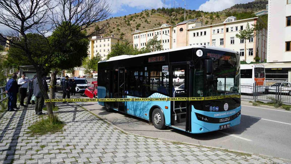 Otomobil Belediye Otobüsüne Çarptı: 2 Yaralı