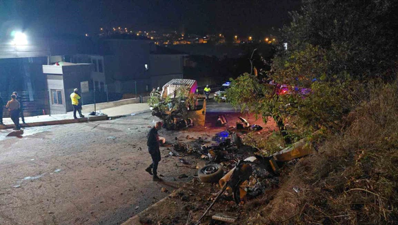 İşçi Servisi Elektrik Direğine Çarptı: 3’ü Ağır 6 Yaralı