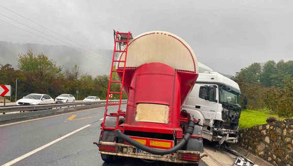Yağmurda Kontrolden Çıkan Tır Makasladı!