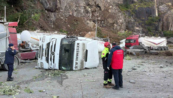 Kaya Parçaları Araçların Üzerine Düştü, 1 Ölü