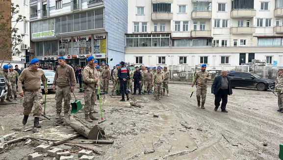 Havza’daki selde bin 63 personel sahada