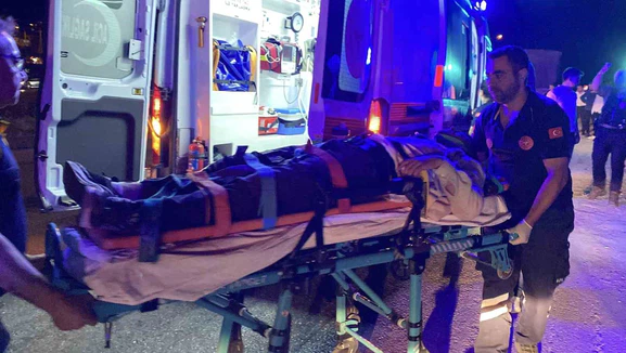 Tırın Dorsesine Çarptı: 5 Kişi Yaralandı