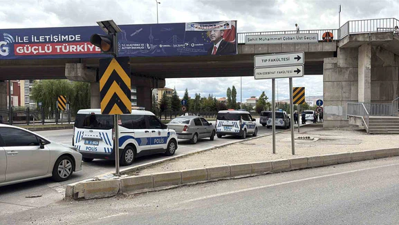 Çorum’da üst geçitten atlayan kadın yaralandı