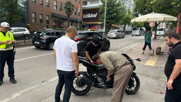 Motosiklet SUV Araca Çarptı: Sürücü Yaralandı