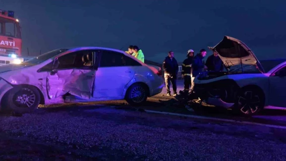 Çorum’da iki otomobil çarpıştı: 3 yaralı