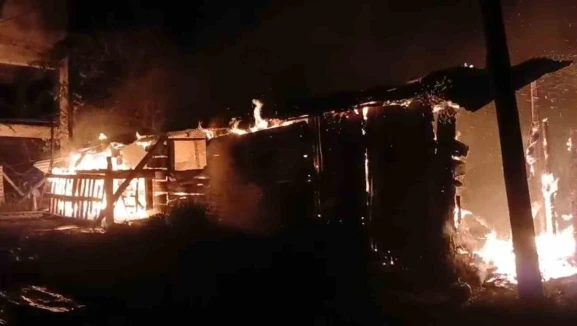 Yangında 1 ton fındık kül oldu