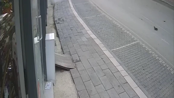 Otomobil markete girdi: 2 yaralı