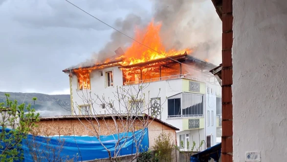 Amasya’da köyde çıkan yangında alevler güçlükle söndürüldü