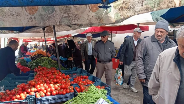 Merzifon Pazarında Yoğunluk! Fiyatlar Cep Yakıyor!