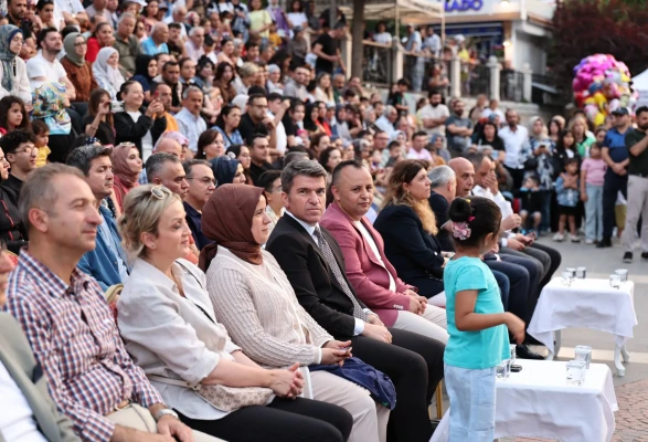 Vali Önder Bakan, Halk Dansları Gösterilerini İlgiyle Takip Etti