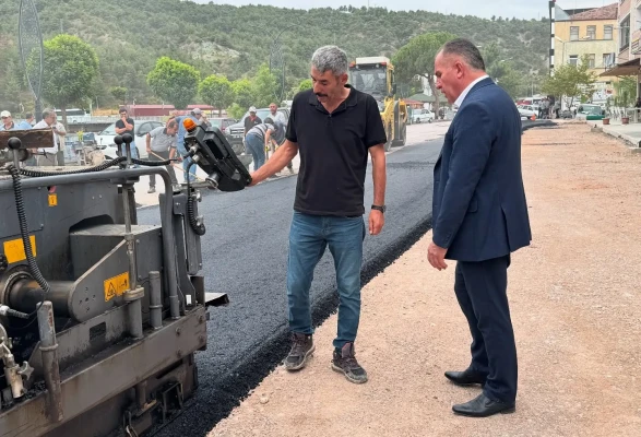 Taşova’da Mustafa Kemal Caddesi’nde Sıcak Asfalt Çalışmaları Başladı