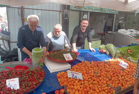 Merzifon Pazarında Gözler Yerli Ürünlerde: Fiyatlar Sabit Seyrediyor