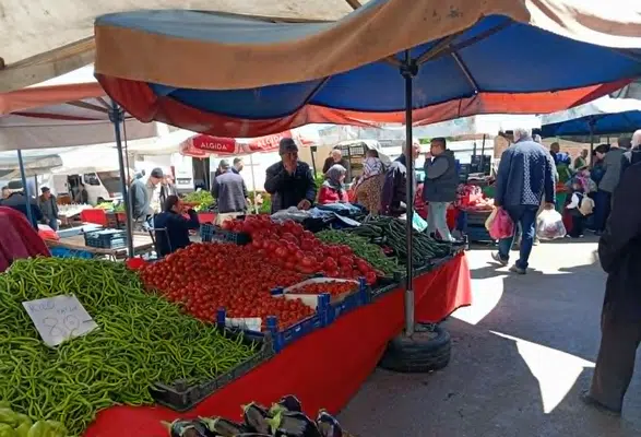 Merzifon Pazarında Yağmur Engeli: Fiyatlar Sabit Kaldı!