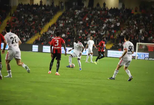 Beşiktaş ilk yarıda işi bitirdi