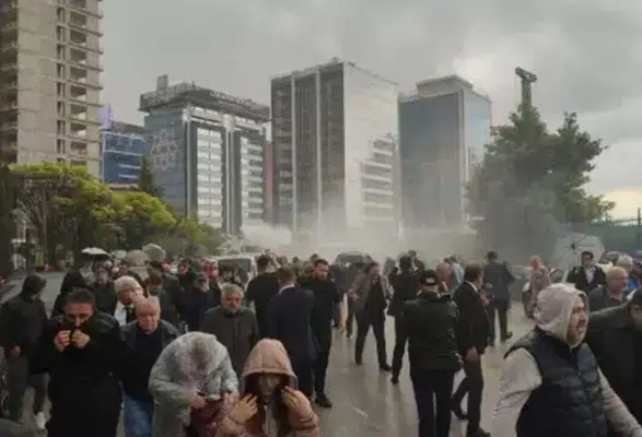CHP Genel Merkezi Önünde Gerilim: İl Başkanlarına Biber Gazlı Müdahale