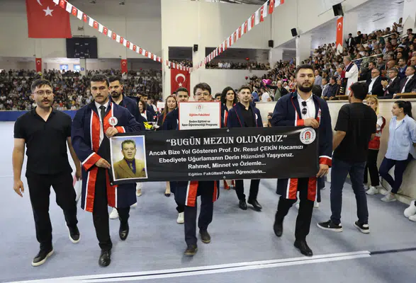 Amasya Üniversitesi’nde Mezuniyet Gözyaşlarıyla Başladı