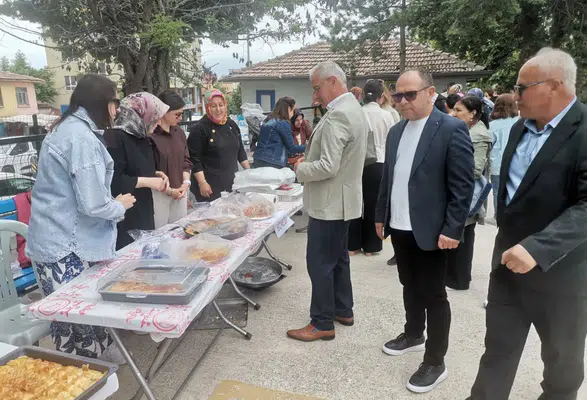Merzifon'da Kermese Akın Ettiler! Okul Bahçesi Dolup Taştı