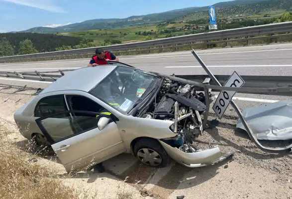 Merzifon – Çorum Yolunda Bariyerlere Çarptı! 3 Kişi Yaralandı