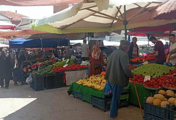 Merzifon Pazarında Fiyatlar Geriledi: Yerli Ürünler Tezgahları Şenlendirdi