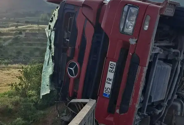 Amasya'da Korkutan Kaza! Tır Yan Yattı, Ortalık Savaş Alanına Döndü