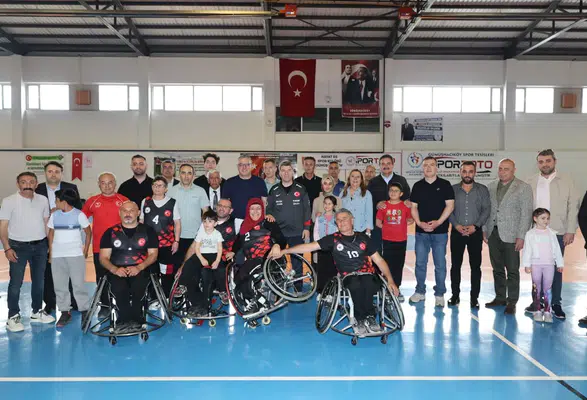 Amasya’da Gönülleri Isıtan Karşılaşma! Protokol Parkeye Çıktı