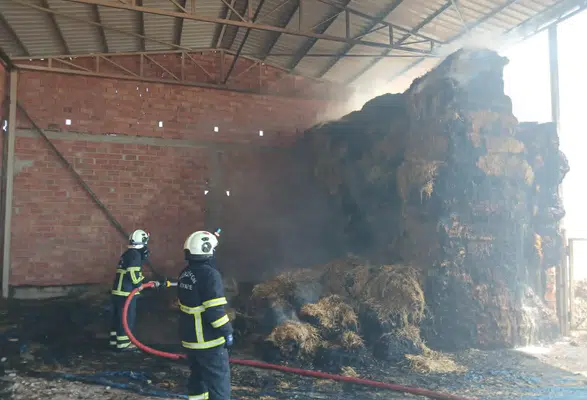 Sarıköy’de Saman Deposu Alevlere Teslim Oldu