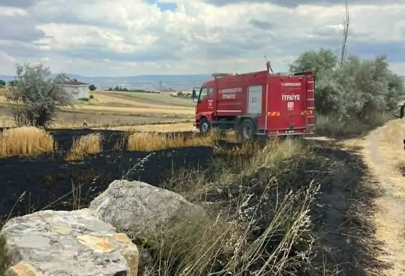 Merzifon'da Ekili Alan Alarmı! Akören Köyü'ndeki Yangın Büyümeden Söndürüldü
