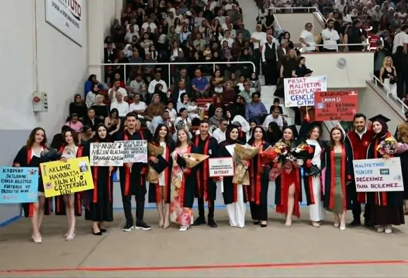 Amasya Üniversitesi’nde Mezuniyet Coşkusu! 350 Öğrenci Kep Attı