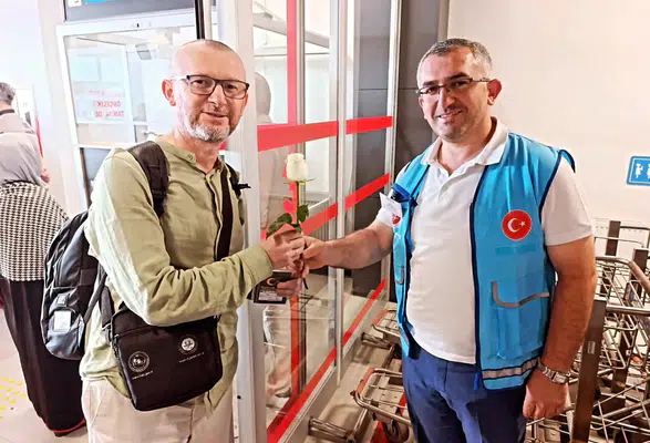 Hacılar Merzifon Havalimanı’nda Güllerle Karşılandı