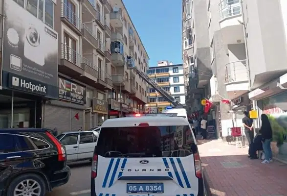 Merzifon'da Yaşlı Kadın İçin Zamanla Yarış! İtfaiye Balkondan Eve Girerek Kurtardı