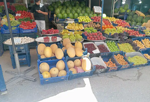 Merzifon Halk Pazarı'nda Yaz Bereketi! Gözler Fiyatlarda Düşüş Beklentisinde