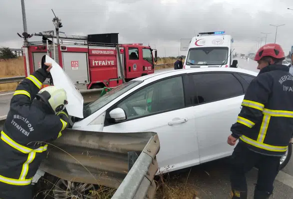 Merzifon Çevre Yolunda Otomobil Bariyerlere Çarptı: 2 Yaralı