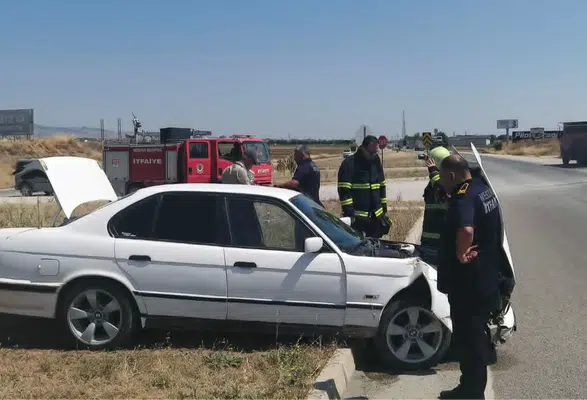 Merzifon’da Otomobil Orta Refüje Çıktı: 1 Kişi Yaralandı