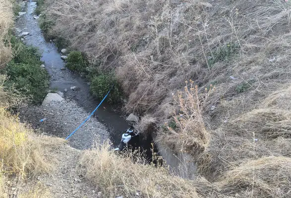 Merzifon’da Korkutan Kaza: Motosiklet Dereye Uçtu!