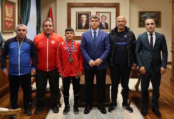 Amasyalı Güreşçi Vali Bakan’ın Konuğu Oldu