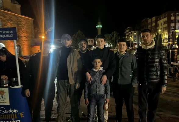 Ak Gençlikten Kadir Gecesi’nde İkram