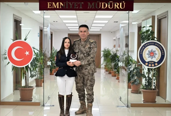 Çorumlu Şampiyon Kupayı Polise Armağan Etti!