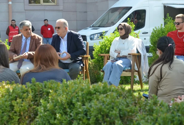 Amasya'da Rektör Öğrencilerle Kitap Başında!