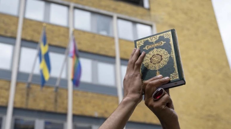 İsveç'te Kur'an-ı Kerim yakılması Londra'da protesto edildi