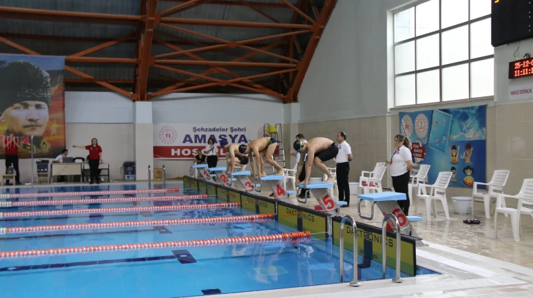 Amasya’da Yüzme İl Birinciliği Müsabakaları Başladı