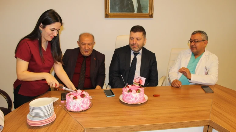 Suluova Devlet Hastanesi’nde Ebeler Haftası’na Özel Pasta Kesildi