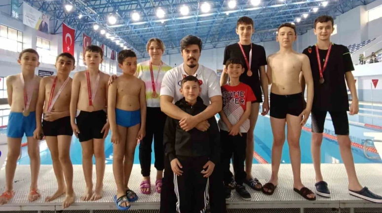 Alacalı genç yüzücüler madalyaları topladı