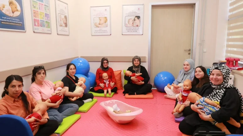 Amasya’da Gebe Okulu’ndan Anne Adaylarına Uygulamalı Emzirme ve Bebek Bakımı Eğitimi
