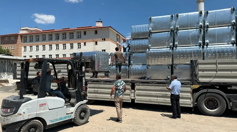 Taşova Belediyesi’ne Temizlikte Güç Katacak 50 Yeni Çöp Konteyneri Desteği