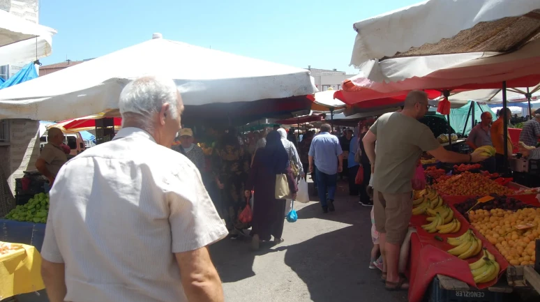 Pazarcı müşteri için serin havayı bekliyor!