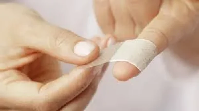 Rüyada Yara Bandı Görmek Ne Anlama Gelir? İşte Rüya Tabircilerinden Detaylı Yorumlar