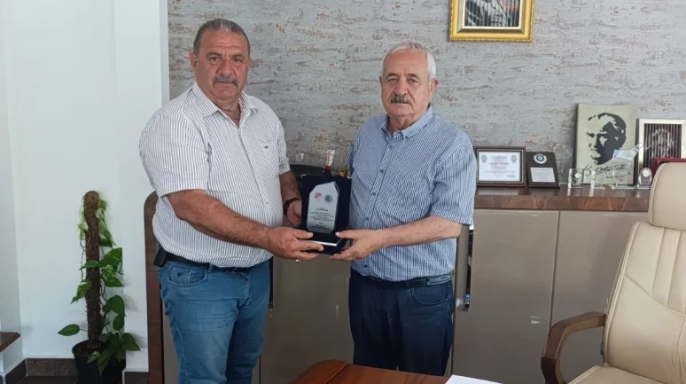 Öztürk’ten Üzüm’e Teşekkür Plaketi