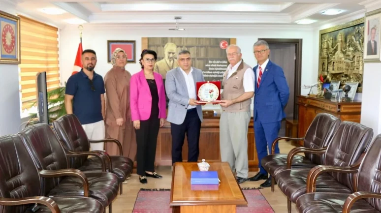 29. Yılında Merzifon Vakfı’ndan Kaymakam Karaaslan’a Plaket