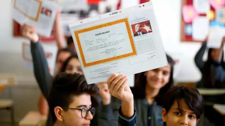Rüyada Karne Görmek Ne Anlama Gelir? Başarı, Hesaplaşma ve Yeni Başlangıçların Habercisi Olabilir
